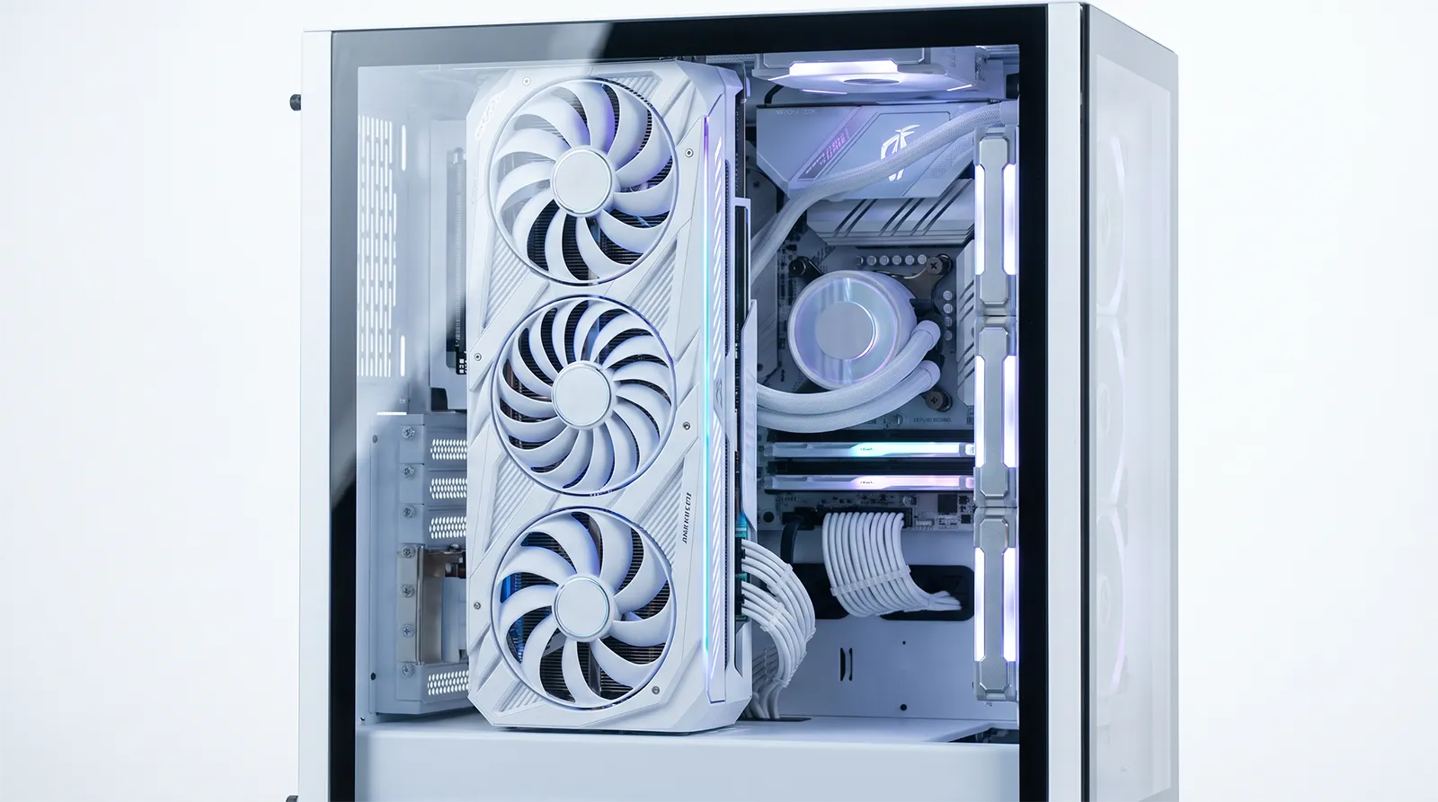 白いケースにグラフィックボードを縦置きしたゲーミングPCビルド