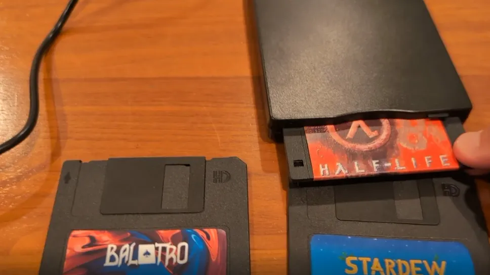 Half-Lifeのフロッピーディスクをドライブへ挿入する様子