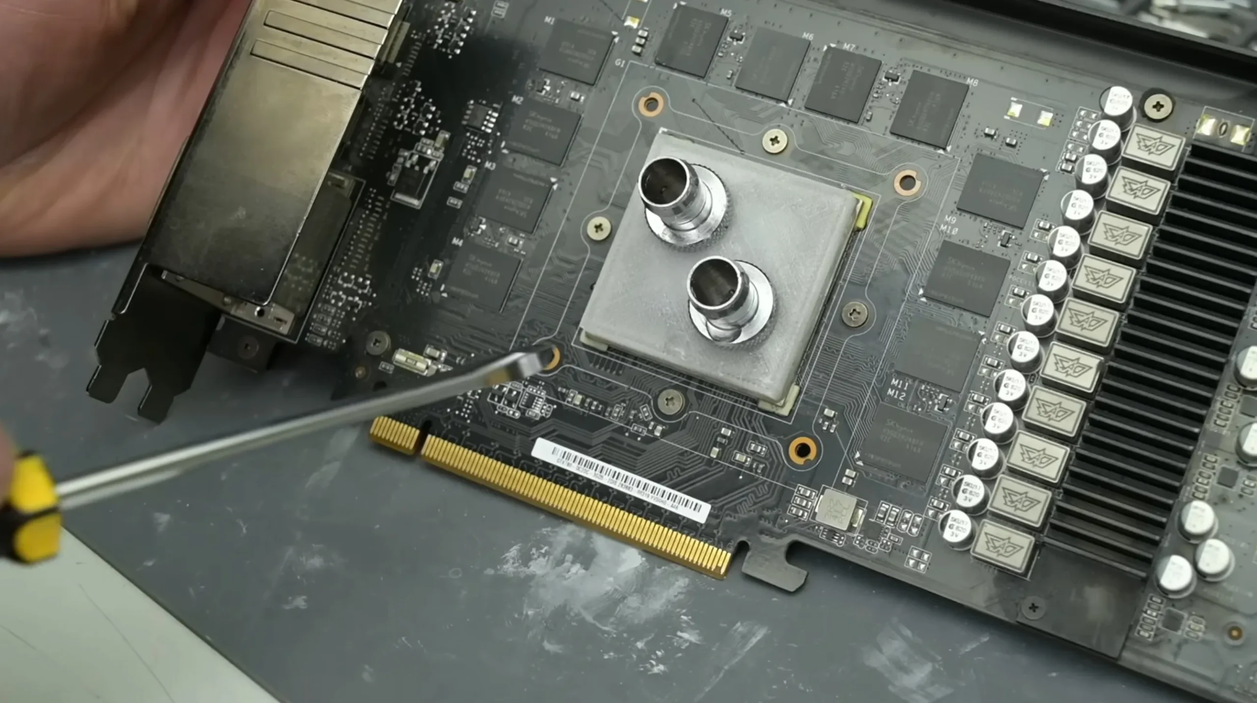GPUダイと周囲のVRAM、VRMを覆う金属製水冷ブロックを取り付けたグラフィックボード