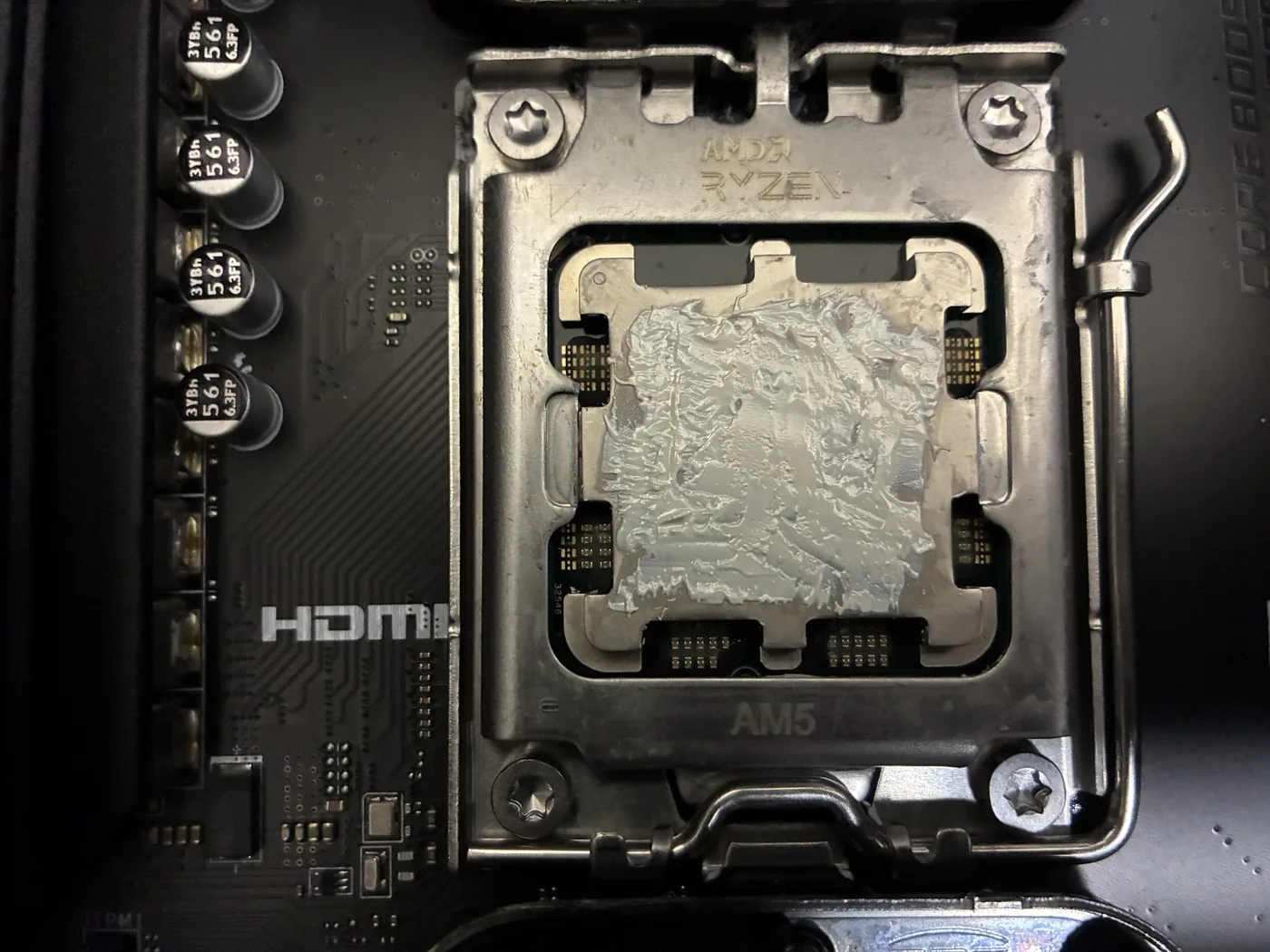 Ninja 060をヘラで塗り広げたRyzen 7 7800X3Dのヒートスプレッダ