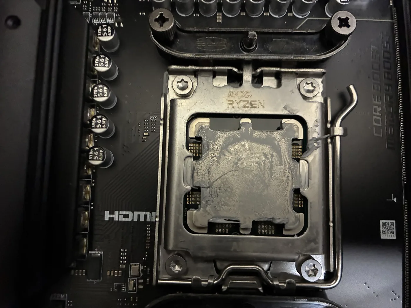 交換前のAINEX GS-08が塗られたRyzen 7 7800X3Dのヒートスプレッダ