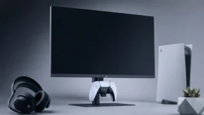 PS5純正27型ゲーミングモニターが発売｜DualSense充電フック付きで4万9,980円、数量限定・PC240Hz対応も検証