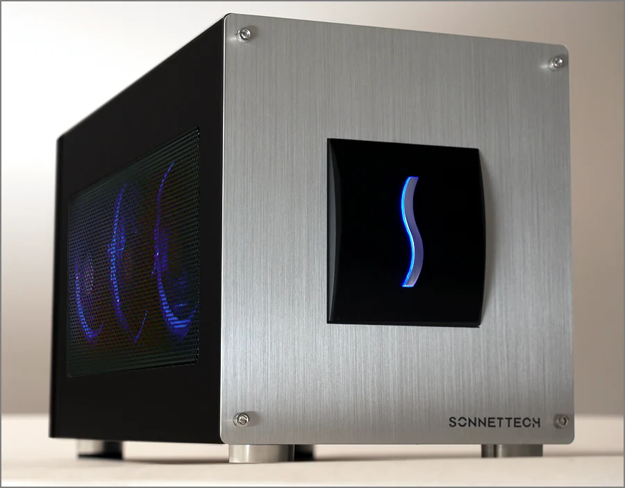 Sonnet Breakaway Box 850 T5の外観。アルミ製のフロントパネルと側面のメッシュ