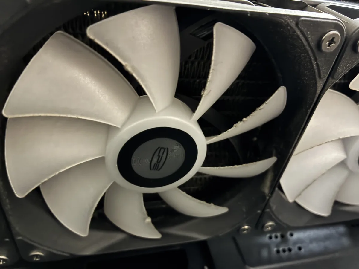 1年3ヶ月使用したCPS DA360-ARGB-BKのラジエーターファン、羽根に付着したホコリ