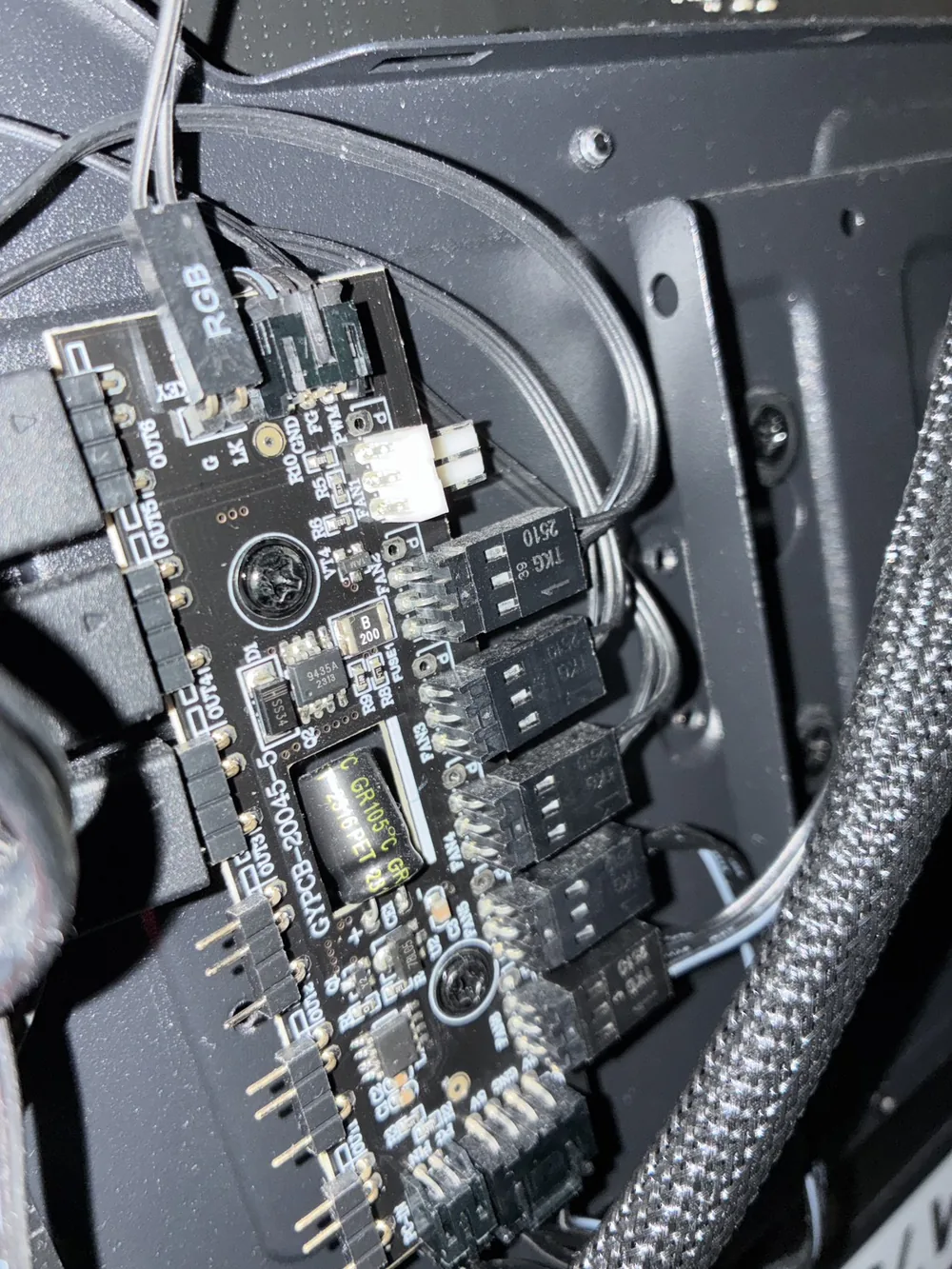 Antec DF700 FLUX内蔵のファンハブ基板、6系統の3ピンファン出力とPWM入力