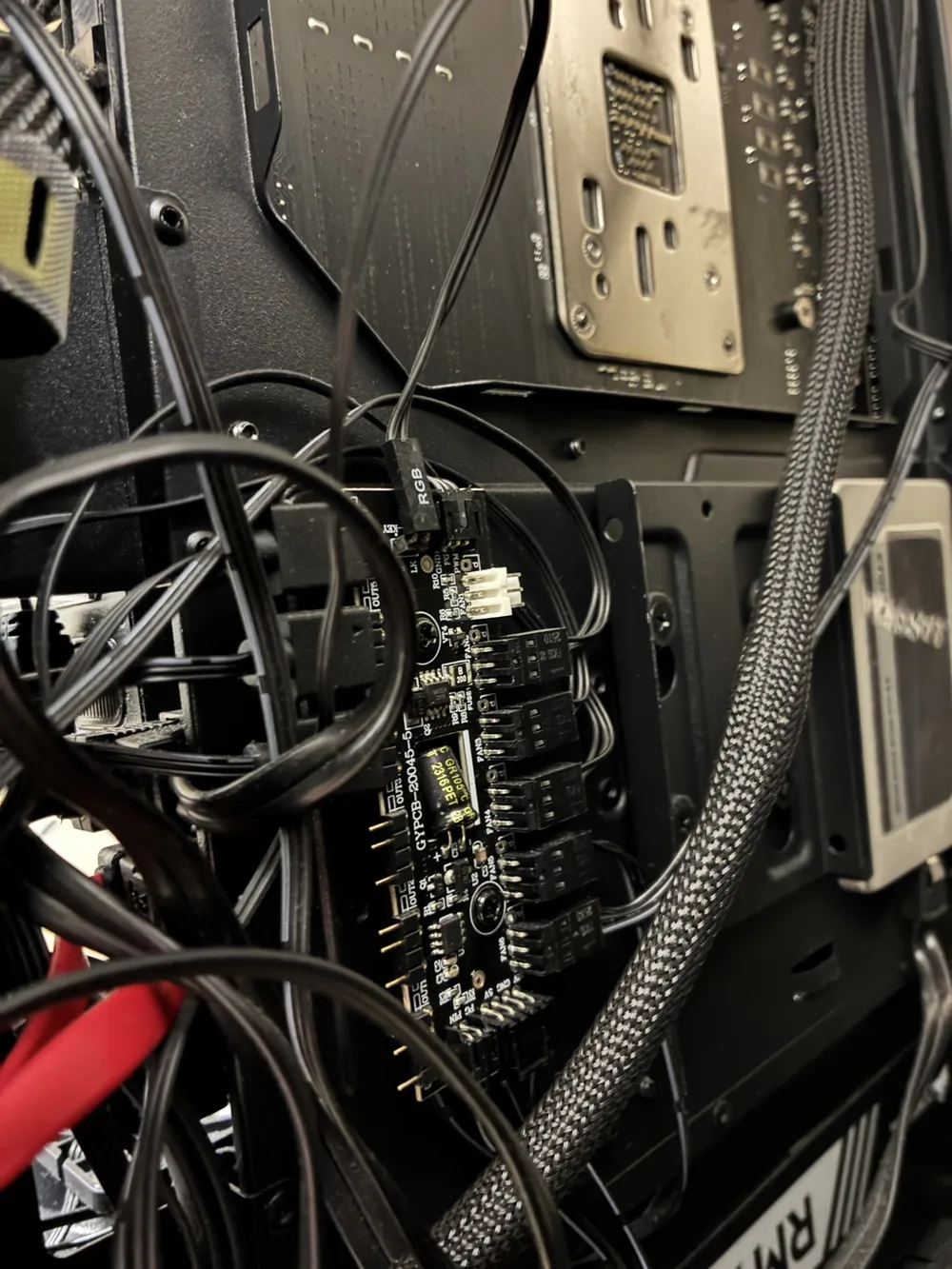Antec DF700 FLUXのケース内に取り付けられたファンハブと配線