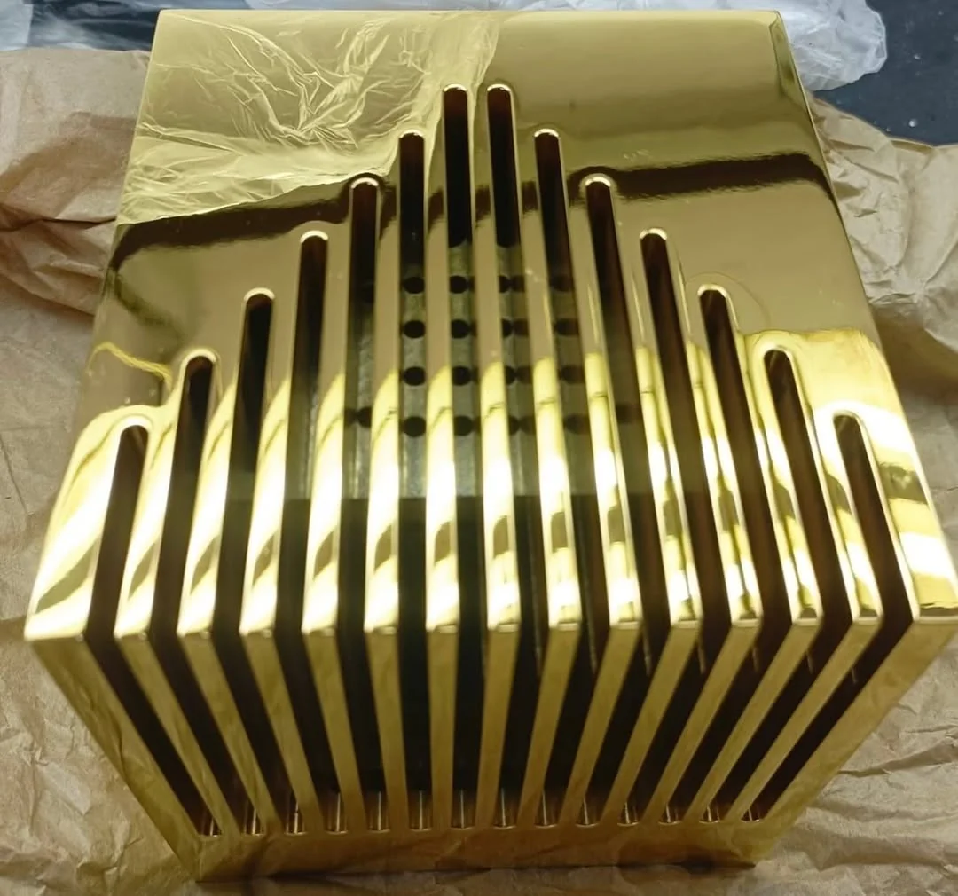 24金版Kubb Fanlessの縦フィンを正面から写した写真。長さの異なる薄いフィンが十数枚並び、鏡面に周囲の光が映り込んでいる