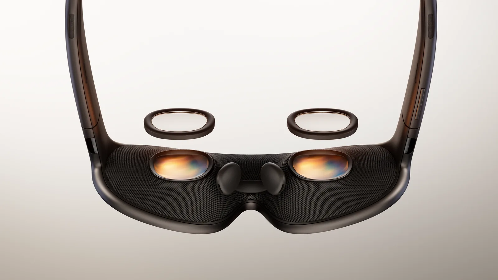レンズ側から見たMeta VR Glasses。内側に2枚のレンズがあり、手前に取り外したレンズが2枚写っている