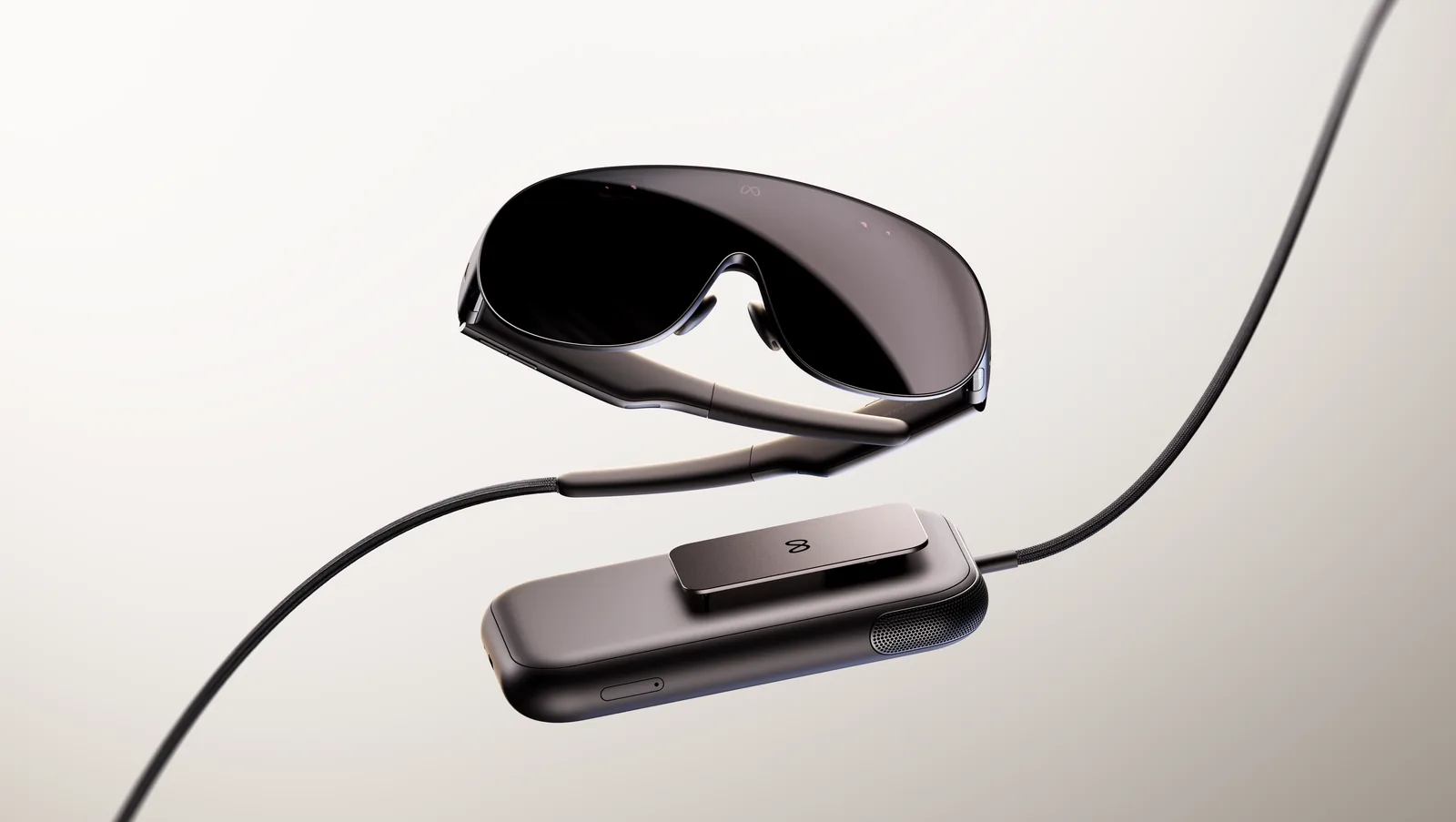 Meta VR Glassesの本体と、ケーブルでつながった板状の外部パック