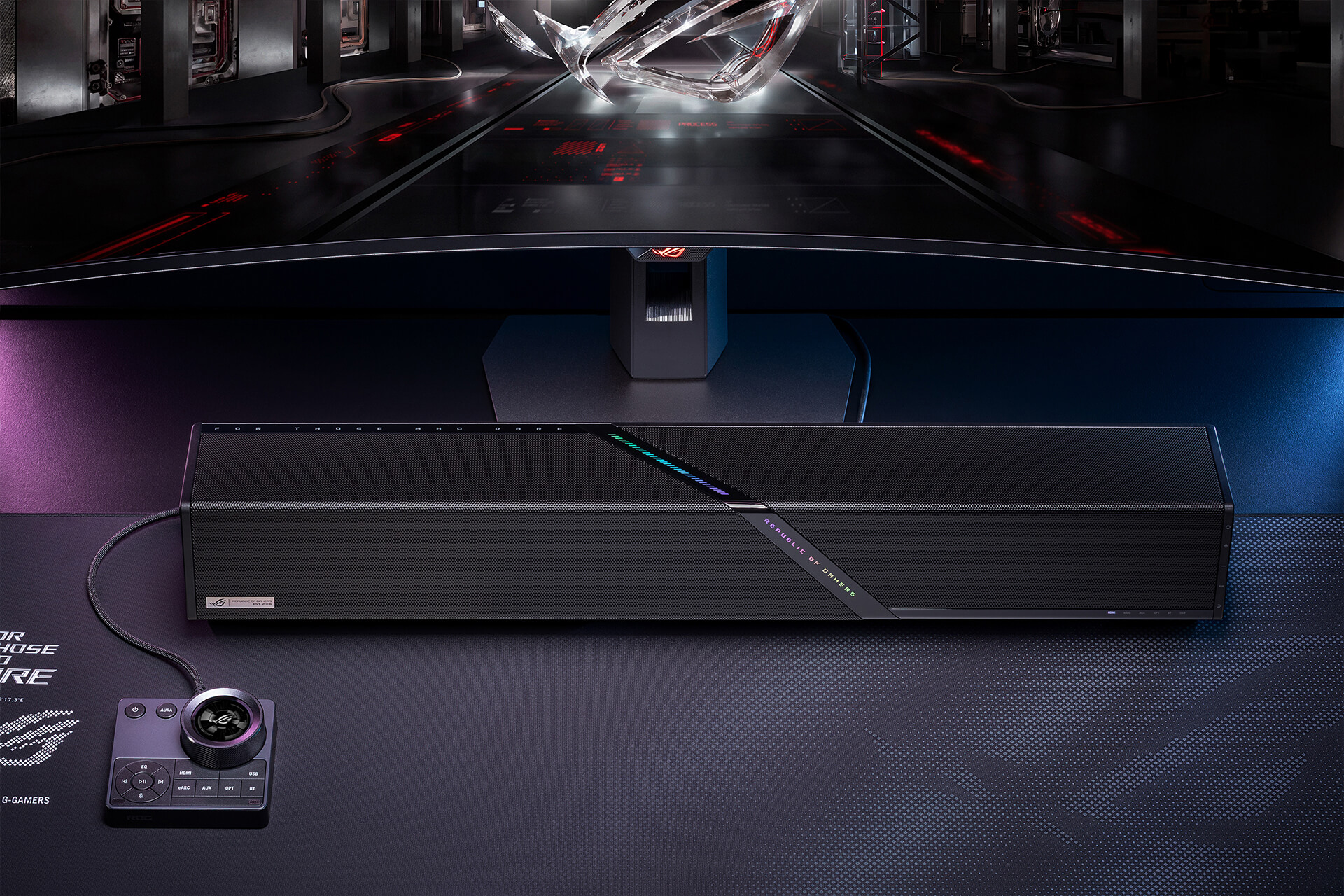 ROG Gjallar Gaming Soundbarをデスクに設置した様子、コントロールハブも手前に