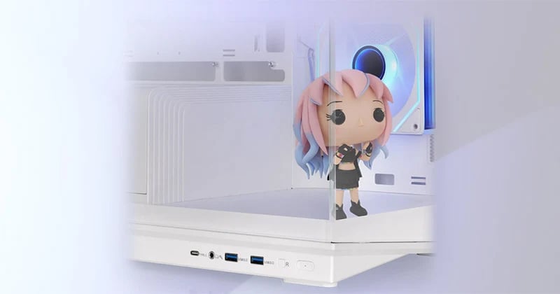 Thermaltake Stage 450 TG ARGB（ホワイト）のディスプレイステージにフィギュアを飾った様子。フロント寄りの一段高い台座の上に置かれ、背後に右側面のARGBファンが見える