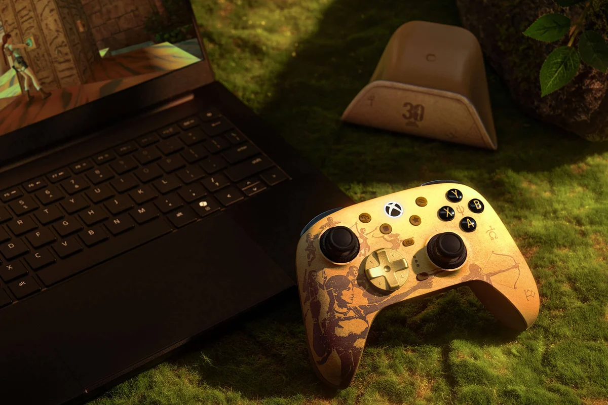 ノートPCの横に置いたUltimate 3 トゥームレイダー30周年エディション