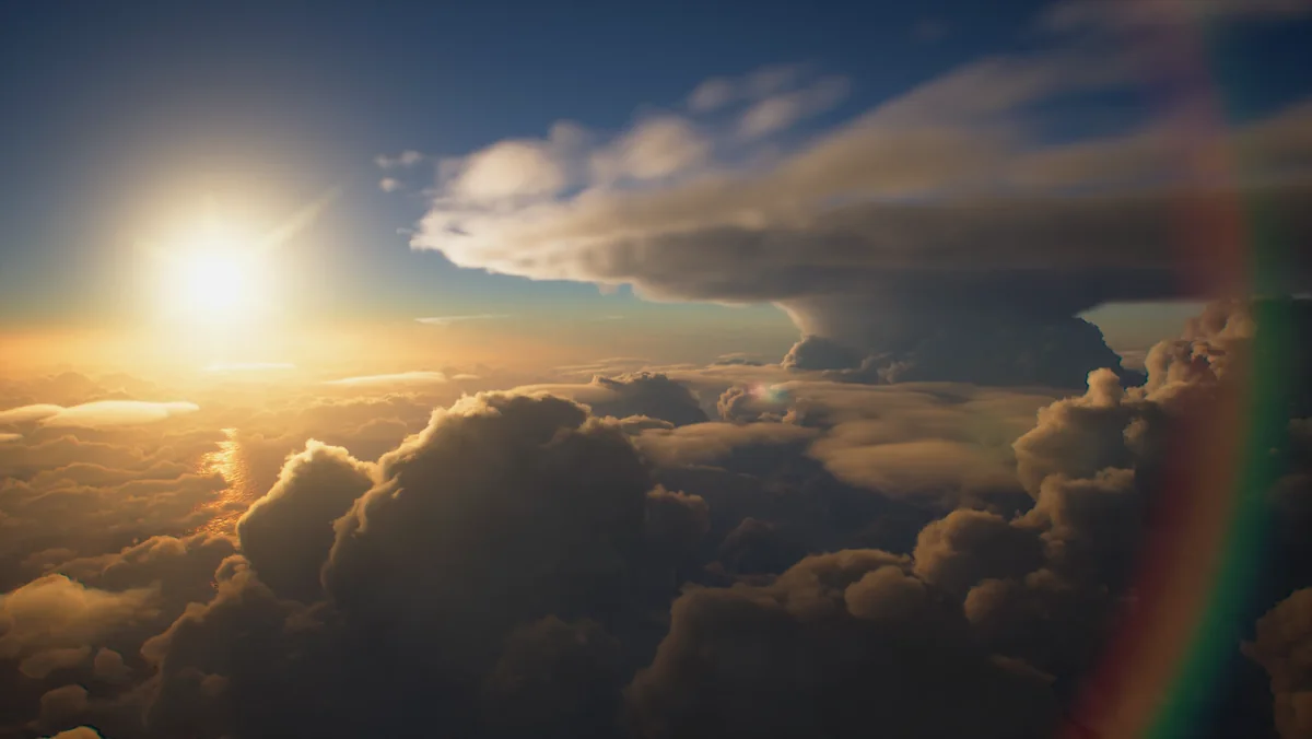 『エースコンバット8』の雲海と積乱雲。地平線が雲に隠れている