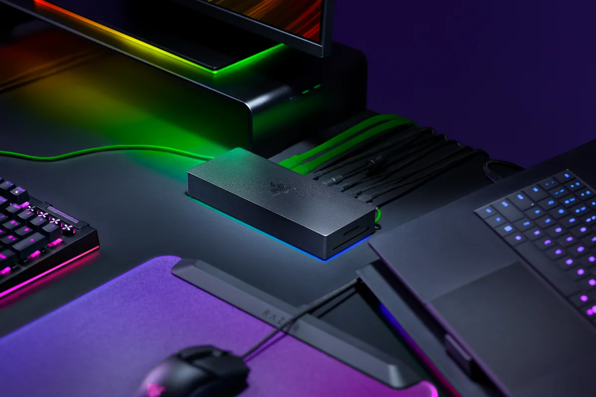 机の上に置いたRazer Thunderbolt 5 Dock Chroma