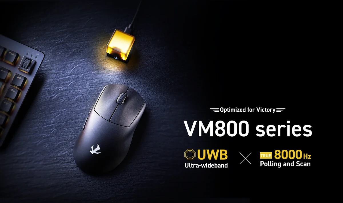 エレコムVM800と立方体型の8Kレシーバーをキーボードの横に置いた様子