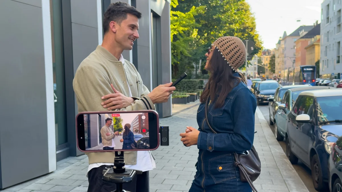 Smart Handleで手持ちマイクにしたWave Goで、スマホを使ってインタビューを撮影する様子