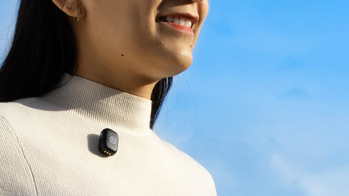 服に装着したElgato Wave Goのトランスミッター