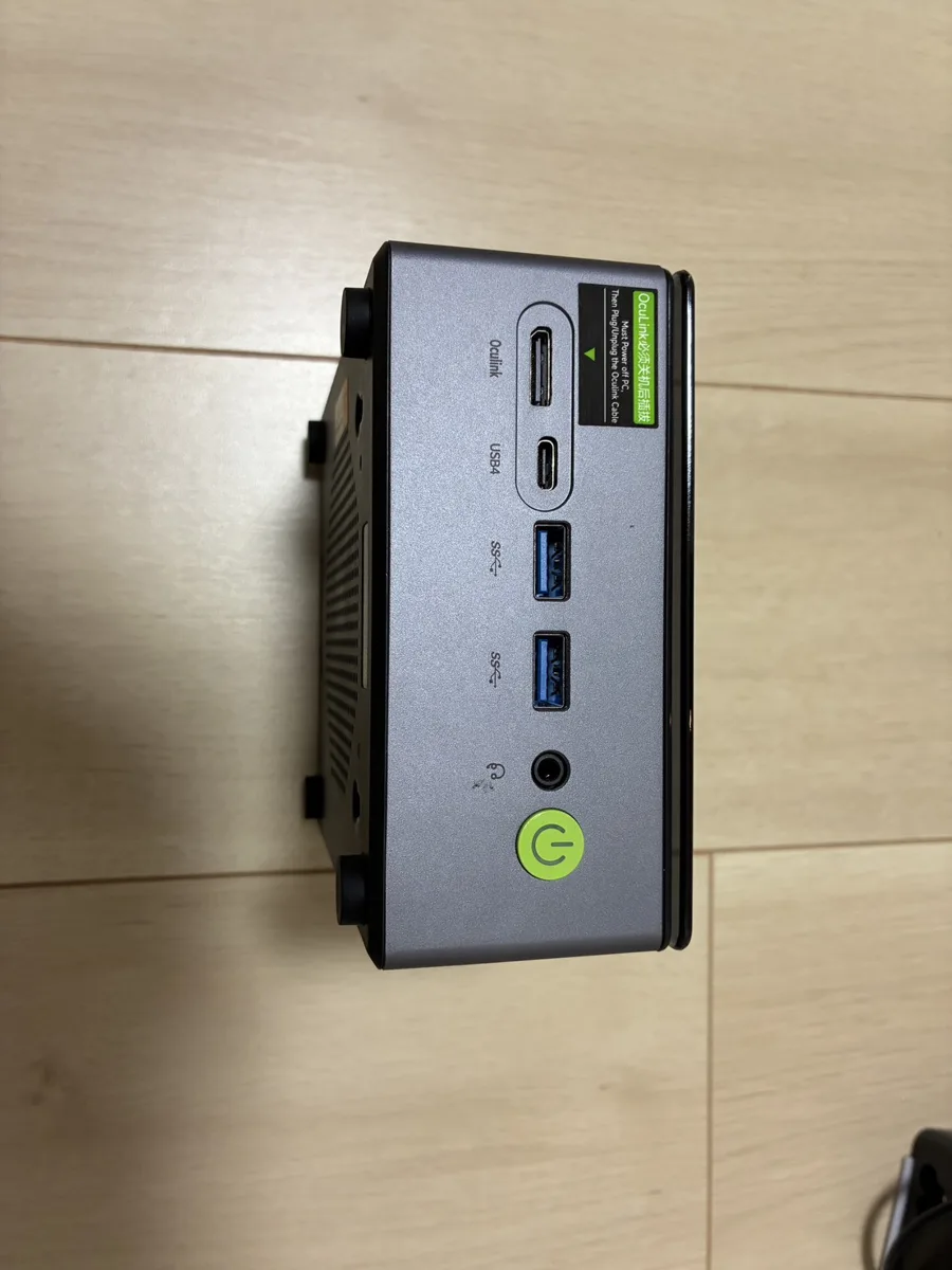 GMKtec NucBox M7 Proの前面。OCuLink、USB4（Type-C）、USB-A×2、ヘッドセット端子、電源ボタン