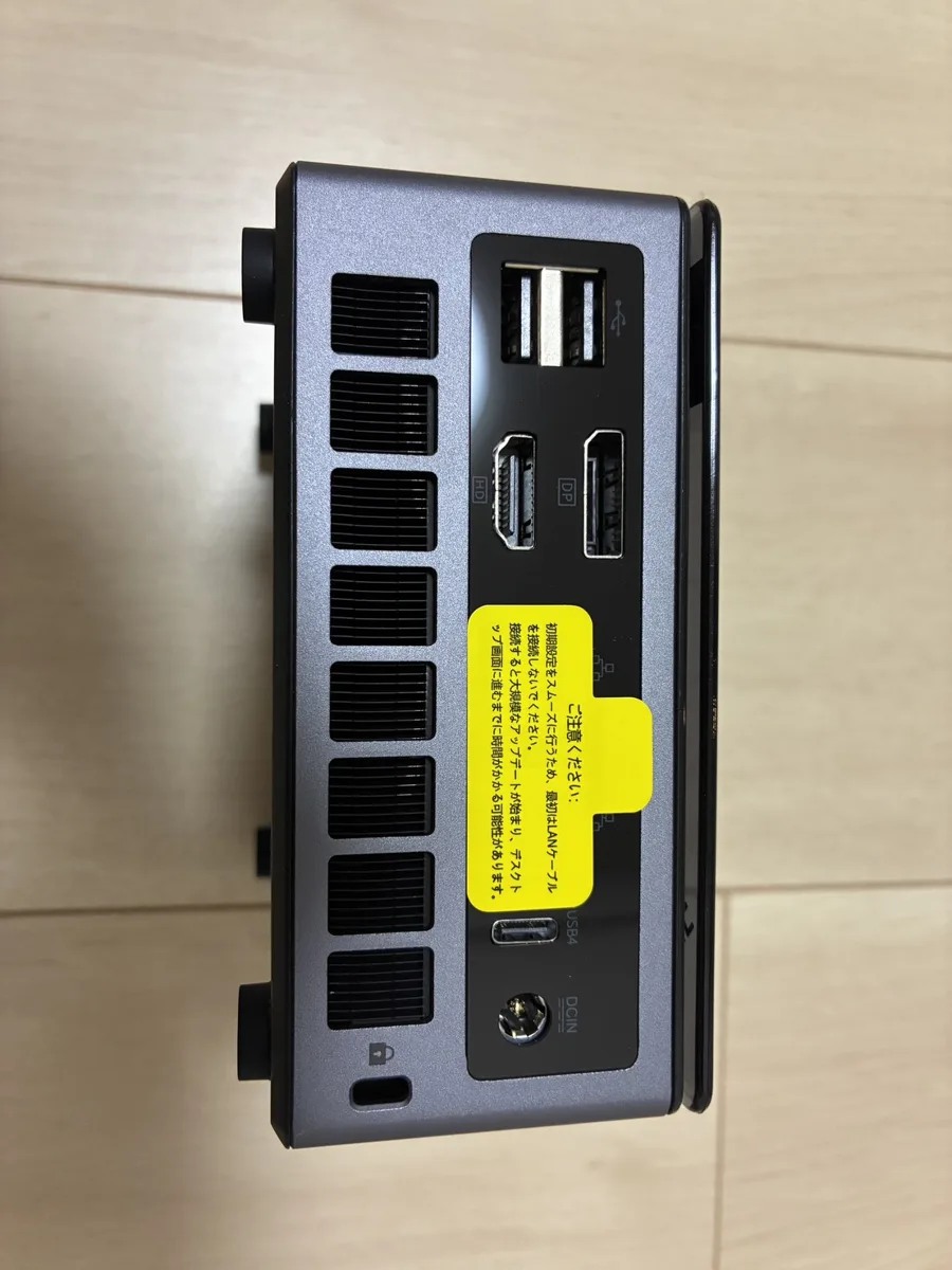 GMKtec NucBox M7 Proの背面。USB-A、HDMI、DisplayPort、USB4、電源入力と排気口