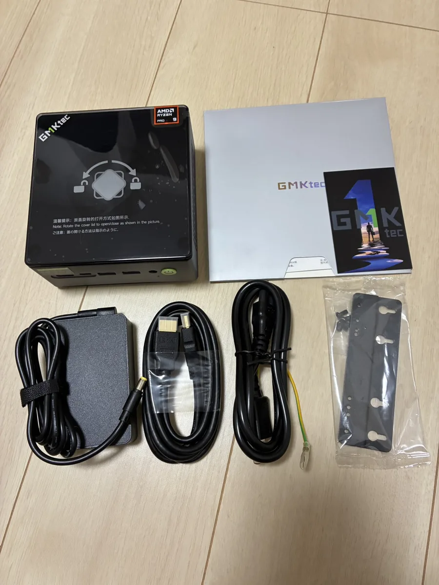 GMKtec NucBox M7 Proの本体、ACアダプター、HDMIケーブル、電源ケーブル、取り付け金具、説明書