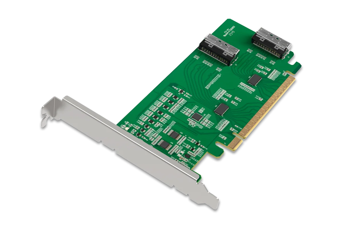 ICY DOCK EXLink MB308A5の2基のMCIO 8i端子とPCIe x16コネクター
