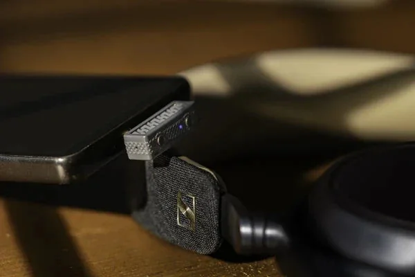 iFi UP PlayをスマートフォンのUSB-Cに挿した様子