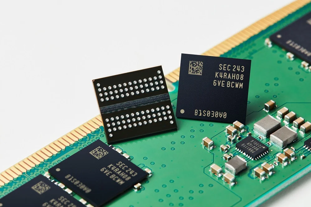 DDR5メモリモジュールとDRAMチップ