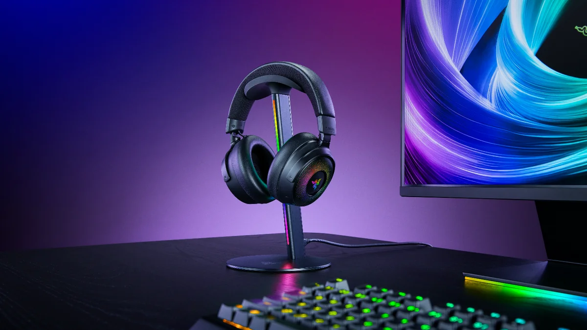 Razer Base Station V3 Chromaにヘッドセットを掛けた設置例