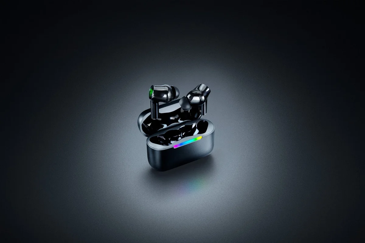 Hammerhead V3 X HyperSpeedの充電ケースをUSBケーブルでノートPCにつないだ様子
