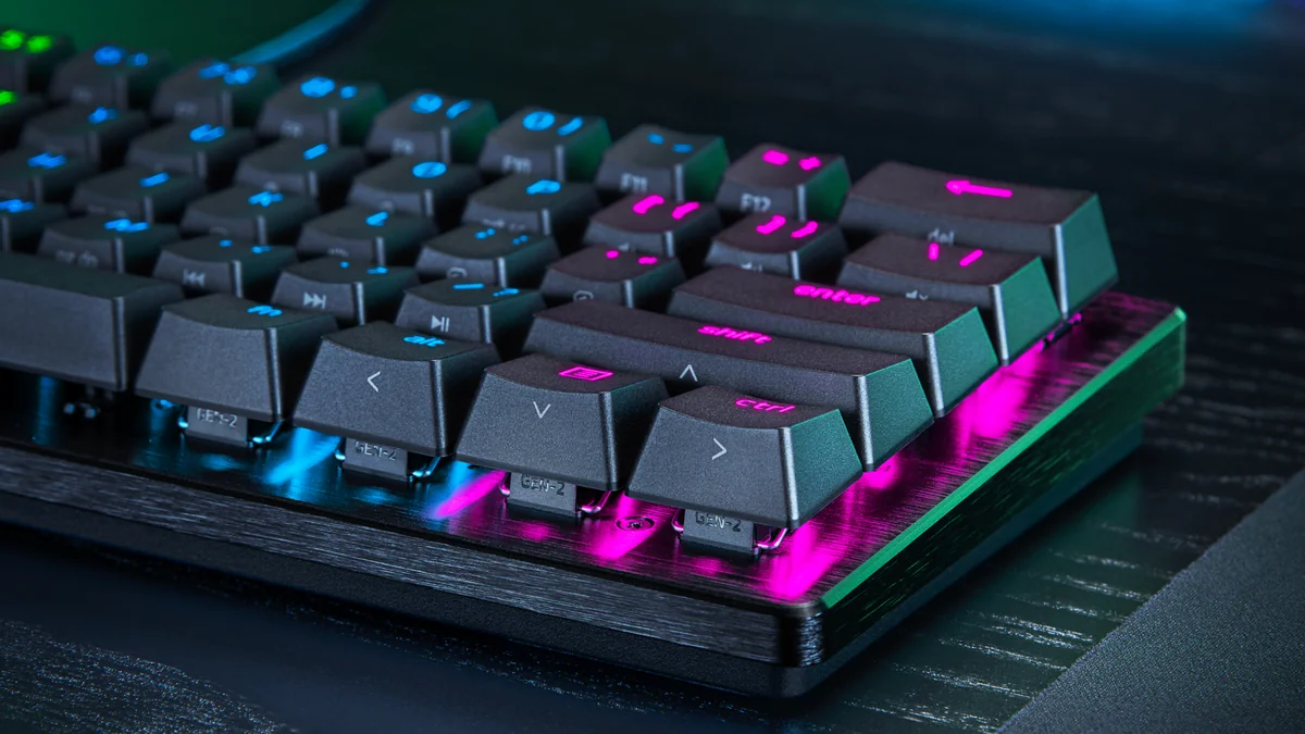 Huntsman V3 Pro Mini 8KHzの右下の修飾キーに矢印が印字されている様子