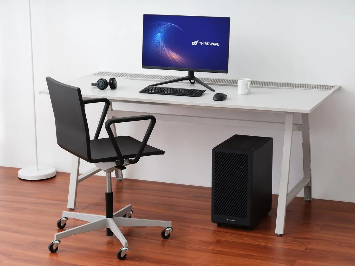 デスクの脇に置いた新ケースのPC