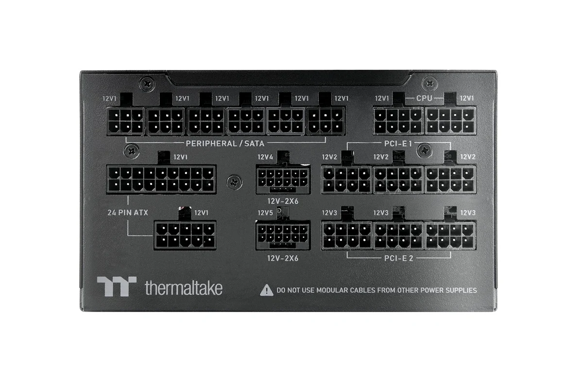 TOUGHPOWER TF3 1650Wのコネクタ面