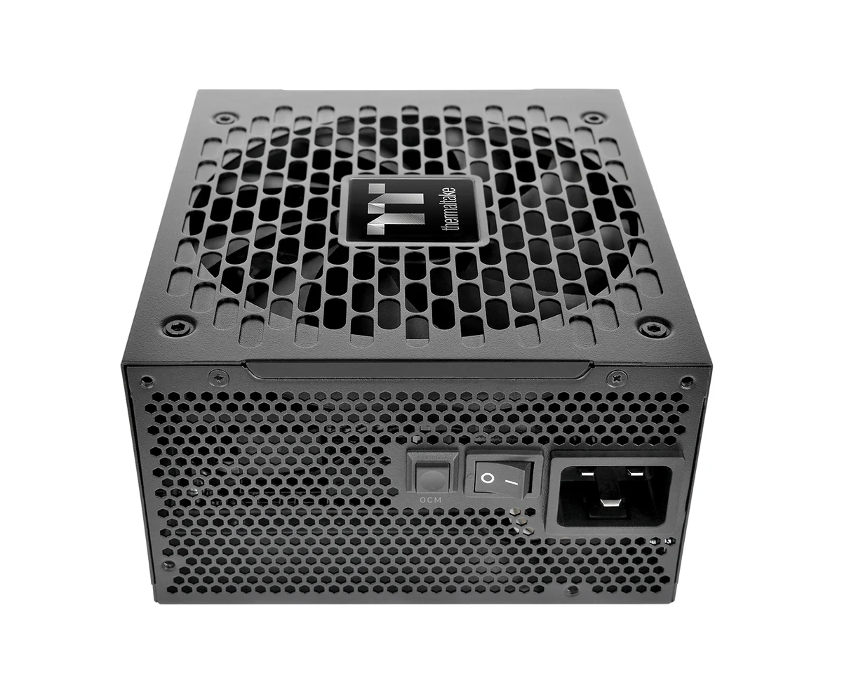 TOUGHPOWER TF3 1650Wの背面。電源入力とスイッチ